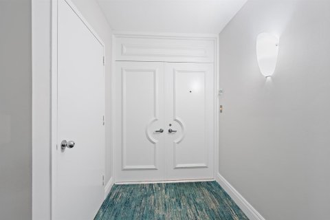Condo in Riviera Beach, Florida, 2 bedrooms № 2240705 - photo 8