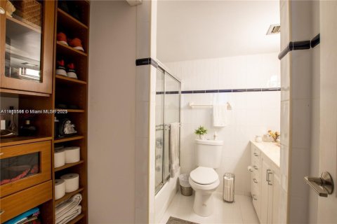 Condo in Plantation, Florida, 2 bedrooms  № 1971633 - photo 12