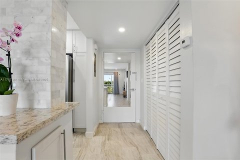 Condominio en venta en Oakland Park, Florida, 1 dormitorio, 63.17 m2 № 1696585 - foto 10