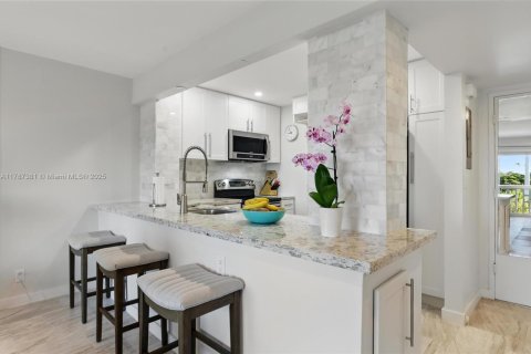 Condominio en venta en Oakland Park, Florida, 1 dormitorio, 63.17 m2 № 1696585 - foto 11