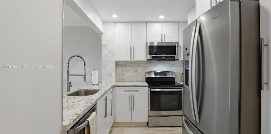 Condominio en Oakland Park, Florida, 1 dormitorio  № 1696585