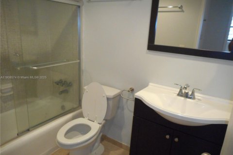 Condo in Bal Harbour, Florida, 1 bedroom  № 1859113 - photo 10