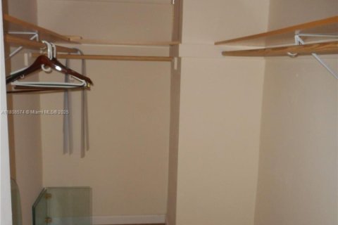 Condo in Bal Harbour, Florida, 1 bedroom  № 1859113 - photo 11