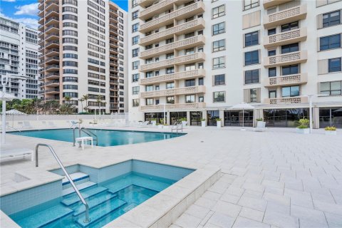 Condo in Bal Harbour, Florida, 1 bedroom  № 1859113 - photo 14