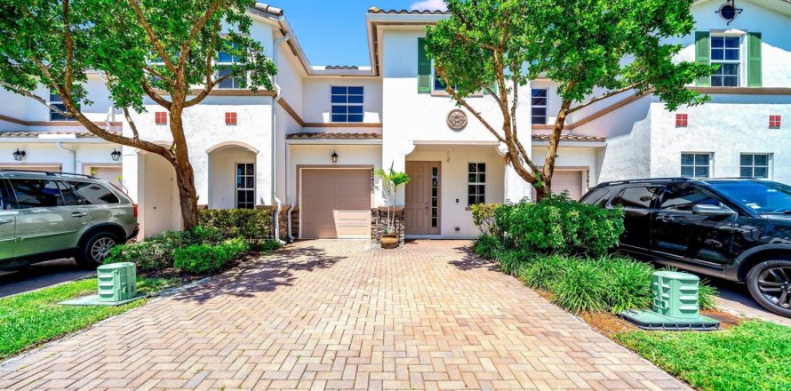 Townhouse in West Palm Beach, Florida 3 bedrooms, 167.87 sq.m. № 2084048