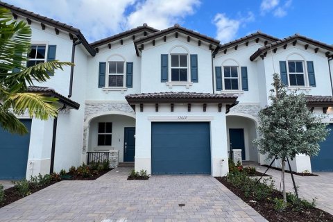 Снять в аренду таунхаус в Майами, Флорида 3 спальни, 134.06м2, № 1986773 - фото 1