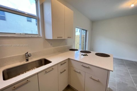 Снять в аренду таунхаус в Майами, Флорида 3 спальни, 134.06м2, № 1986773 - фото 8