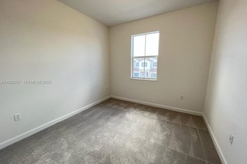 Снять в аренду таунхаус в Майами, Флорида 3 спальни, 134.06м2, № 1986773 - фото 17