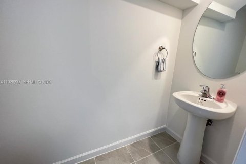 Снять в аренду таунхаус в Майами, Флорида 3 спальни, 134.06м2, № 1986773 - фото 13