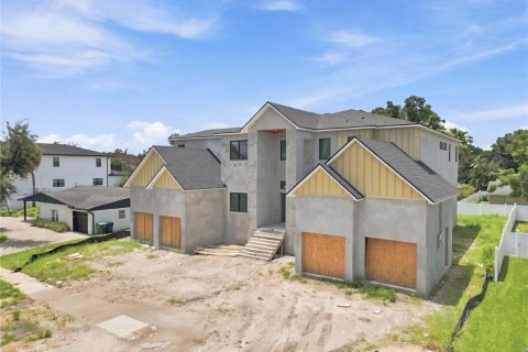 House in Tampa, Florida 5 bedrooms, 547.66 sq.m. № 2302383 - photo 6