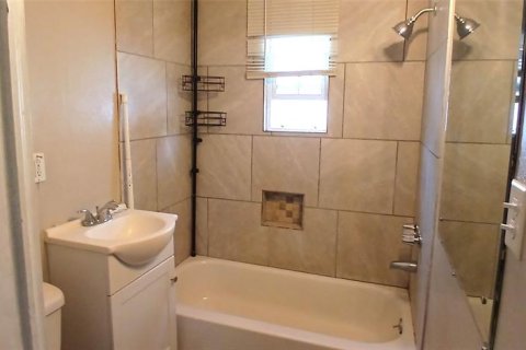 House in Saint Petersburg, Florida 3 bedrooms, 115.94 sq.m. № 2303190 - photo 16