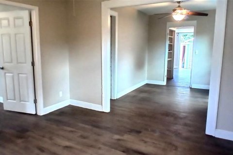 House in Saint Petersburg, Florida 3 bedrooms, 115.94 sq.m. № 2303190 - photo 6