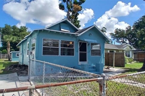House in Saint Petersburg, Florida 3 bedrooms, 115.94 sq.m. № 2303190