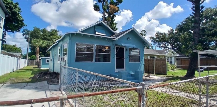 House in Saint Petersburg, Florida 3 bedrooms, 115.94 sq.m. № 2303190