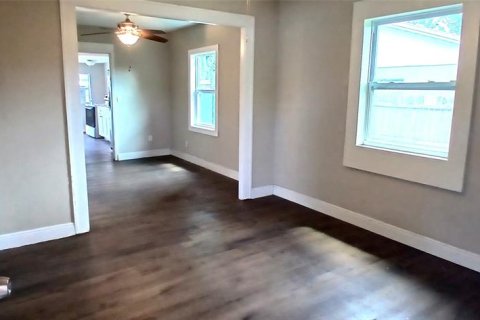 House in Saint Petersburg, Florida 3 bedrooms, 115.94 sq.m. № 2303190 - photo 5
