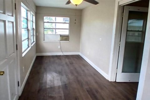 House in Saint Petersburg, Florida 3 bedrooms, 115.94 sq.m. № 2303190 - photo 4