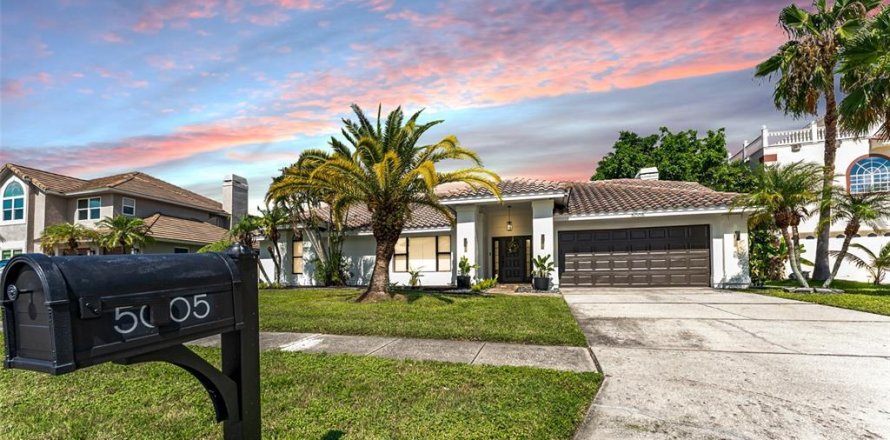 Casa en Tampa, Florida 4 dormitorios, 255.85 m2 № 1835860