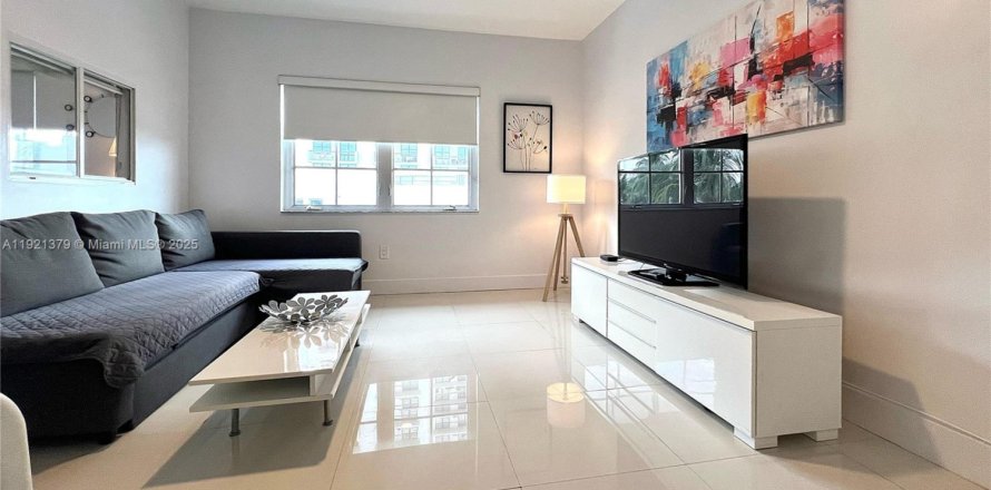 Estudio en el Condominio en Miami Beach, Florida  № 1975595