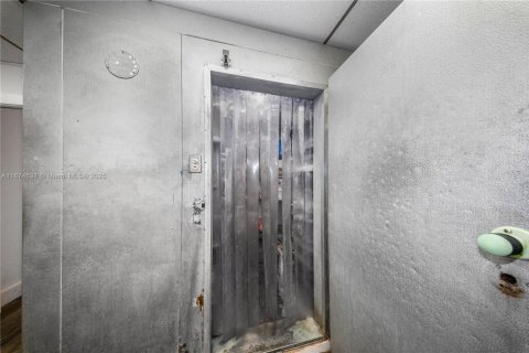 Propiedad comercial en venta en Miami, Florida № 1923571 - foto 27
