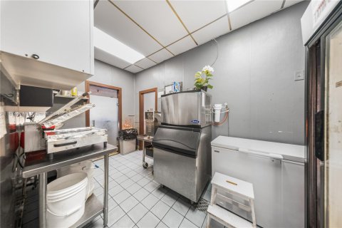 Propiedad comercial en venta en Miami, Florida № 1923571 - foto 14
