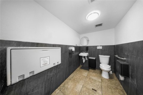 Propiedad comercial en venta en Miami, Florida № 1923571 - foto 12