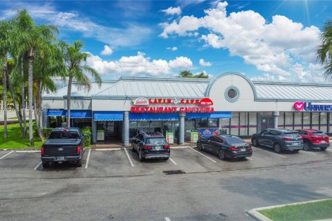 Propiedad comercial en venta en Miami, Florida № 1923571 - foto 1