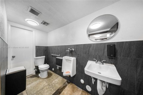 Propiedad comercial en venta en Miami, Florida № 1923571 - foto 13