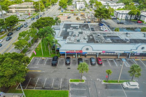 Propiedad comercial en venta en Miami, Florida № 1923571 - foto 2