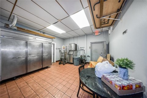 Propiedad comercial en venta en Miami, Florida № 1923571 - foto 24