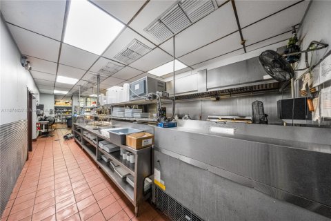 Propiedad comercial en venta en Miami, Florida № 1923571 - foto 17
