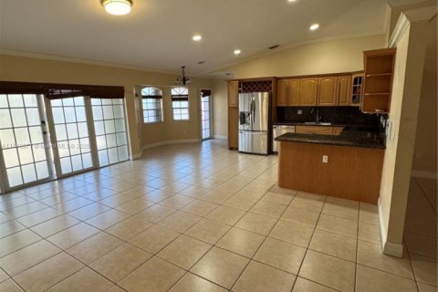 House in Miami, Florida 4 bedrooms, 198.16 sq.m. № 1860257 - photo 6