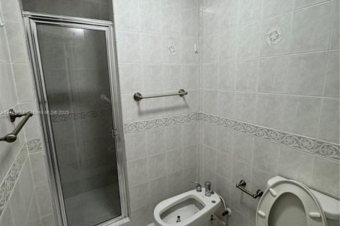House in Miami, Florida 4 bedrooms, 198.16 sq.m. № 1860257 - photo 20
