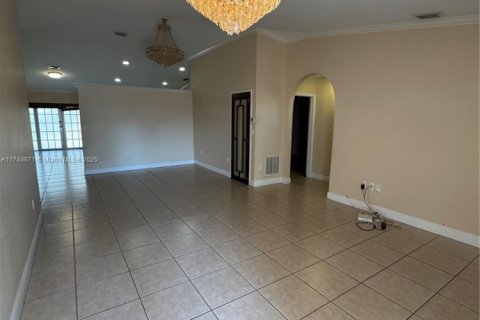 House in Miami, Florida 4 bedrooms, 198.16 sq.m. № 1860257 - photo 23