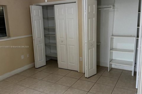 House in Miami, Florida 4 bedrooms, 198.16 sq.m. № 1860257 - photo 12