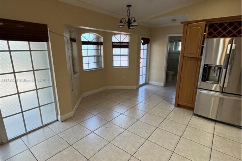 House in Miami, Florida 4 bedrooms, 198.16 sq.m. № 1860257 - photo 11