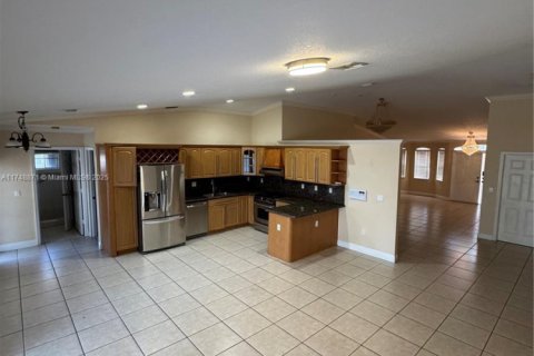 House in Miami, Florida 4 bedrooms, 198.16 sq.m. № 1860257 - photo 9