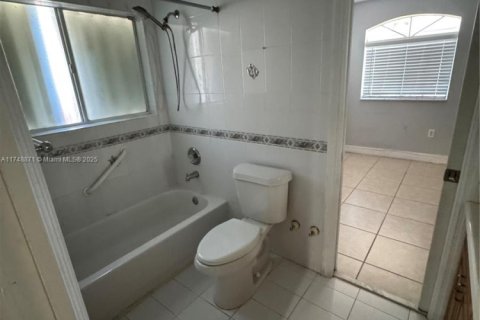 House in Miami, Florida 4 bedrooms, 198.16 sq.m. № 1860257 - photo 26