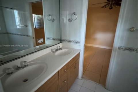 House in Miami, Florida 4 bedrooms, 198.16 sq.m. № 1860257 - photo 27