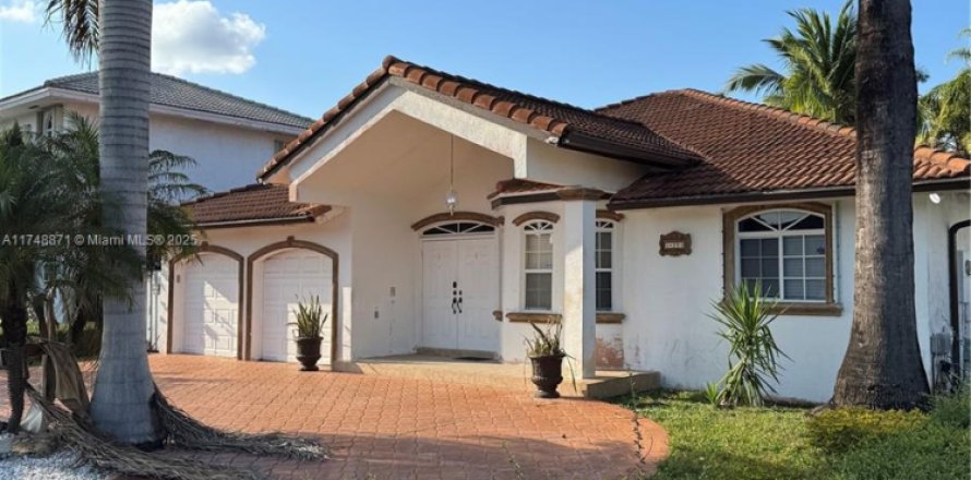 House in Miami, Florida 4 bedrooms, 198.16 sq.m. № 1860257
