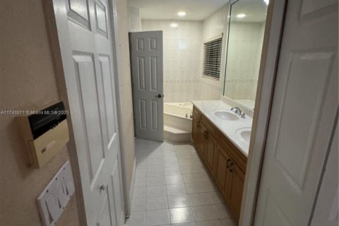 House in Miami, Florida 4 bedrooms, 198.16 sq.m. № 1860257 - photo 19