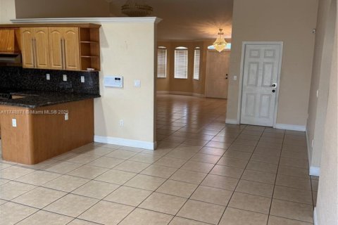 House in Miami, Florida 4 bedrooms, 198.16 sq.m. № 1860257 - photo 8