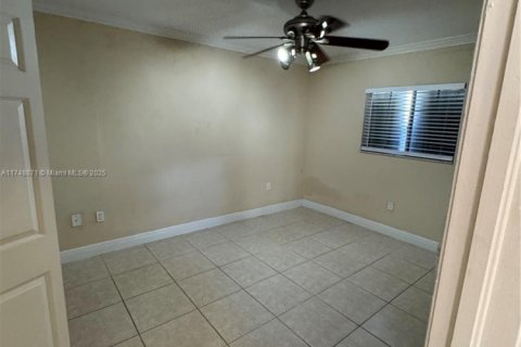 House in Miami, Florida 4 bedrooms, 198.16 sq.m. № 1860257 - photo 25