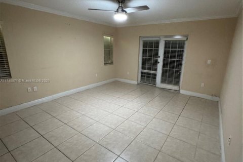 House in Miami, Florida 4 bedrooms, 198.16 sq.m. № 1860257 - photo 18