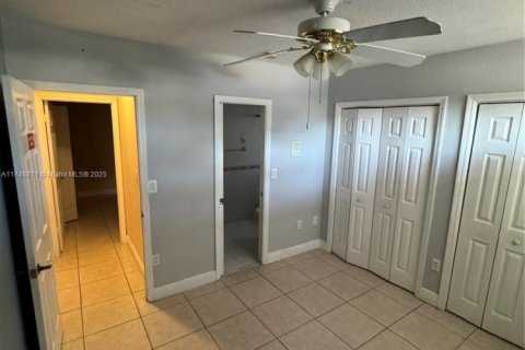 House in Miami, Florida 4 bedrooms, 198.16 sq.m. № 1860257 - photo 28