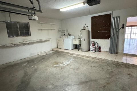 House in Miami, Florida 4 bedrooms, 198.16 sq.m. № 1860257 - photo 17