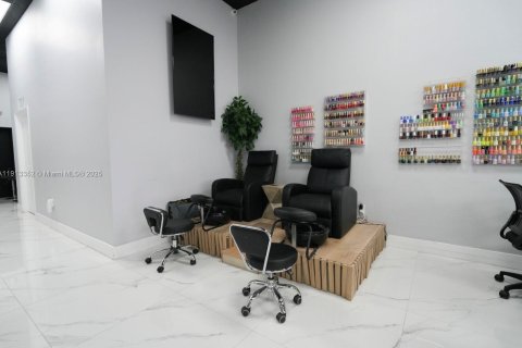 Купить коммерческую недвижимость в Дорал, Флорида № 1969826 - фото 2