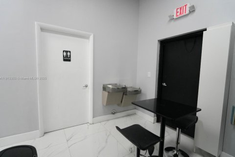 Купить коммерческую недвижимость в Дорал, Флорида № 1969826 - фото 9