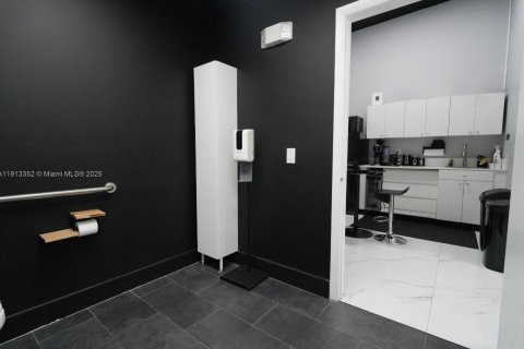 Купить коммерческую недвижимость в Дорал, Флорида № 1969826 - фото 11