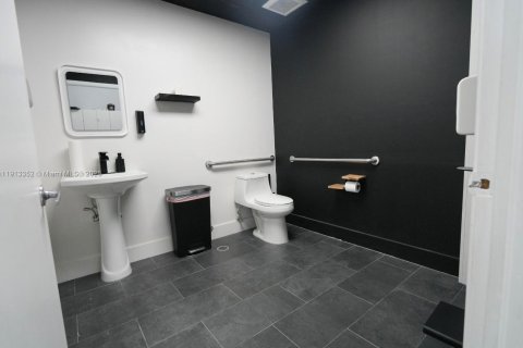 Купить коммерческую недвижимость в Дорал, Флорида № 1969826 - фото 10