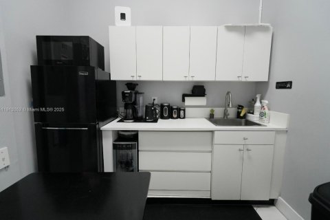 Купить коммерческую недвижимость в Дорал, Флорида № 1969826 - фото 13